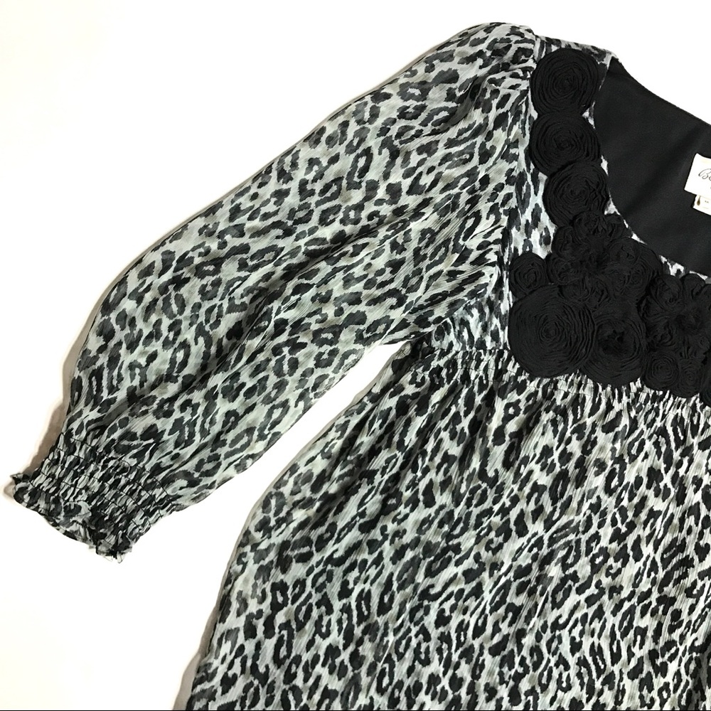 💚 4/$20 SALE! Animal Rosette Scoop Neck Blouse - Picture 2 of 7